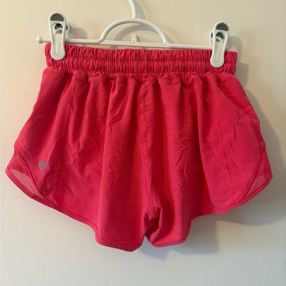 Lululemon Hotty Hot Low-Rise Lined Short 2.5" Size 4 - Picture 3 of 5